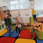 Kornelia, Janek i Staś grają na instrumentach