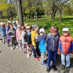 Dzieci spacerują po parku
