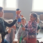 Małgosia demonstruje do czego służy centymetr krawiecki..jpg