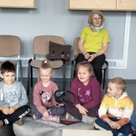Kinga próbuje odgadnąć_ komu w pracy potrzebne są słuchawki..jpg