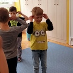 Dzieci szybko reagują na hasła_ np. chwyć się za uszy.jpg