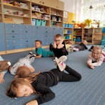 Dzieci odpoczywają - chwila relaksu.jpg
