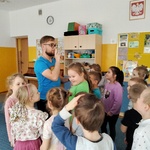 Pod kierunkiem pana Milosza dzieci wykonują zadania muzyczne.jpg