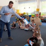 Dzieci otrzymują pamiątkowe dyplomy.jpg