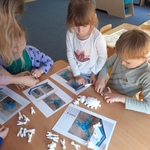 Dzieci składają zabawkę skorpiona z elementów wydrukowanych za pomocą drukarki 3D.jpg