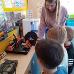 Pani objaśnia sposób działania drukarki 3D.jpg