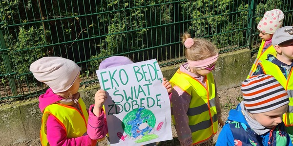 Dzieci idą sprzątać Ziemię .jpg