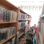 Dzieci zwiedzają bibliotekę szkolną.jpg