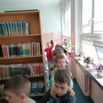 Dzieci zwiedzają bibliotekę szkolną (2).jpg