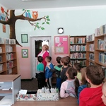 Dzieci zwiedzają bibliotekę VII LO (2).jpg