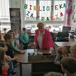 Dzieci zwiedzają bibliotekę VII LO.jpg
