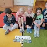 Dzieci poznają ciekawostrki o Wielkiej Brytanii.jpg