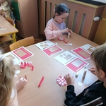 Dzieci tworzą kokardę narodową.jpg