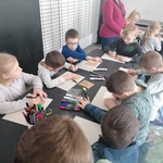 Dzieci tworzą pracę plastyczną.jpg