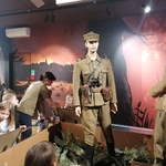 Dzieci poznały mundur i wyposażenie polskiego żołnierza z czasów II wojny światowej.jpg