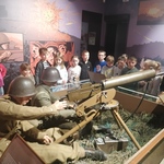 Dzieci biorą udział w Warsztatach o wojnie.jpg