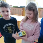 Filip i Amelka ułożyli wyraz.jpg