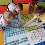 Dzieci znalazły wskazaną przez nauczyciela sylabę.jpg