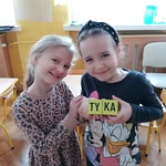 Nela i Bianka ułożyły wyraz.jpg