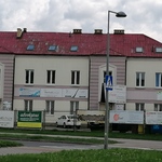 Dzieci obserwują kominy.jpg