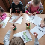 Dzieci kolorują Dinusia.jpg