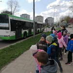 Dzieci obserwują ruch uliczny.jpg