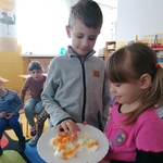 Żanetka częstuje Piotra ugotowanym jajkiem.jpg