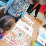 Dzieci przyporządkowują podpisy do właściwych części ciała.jpg