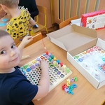 Karol w zabawie korzysta z wędki z magnesem.jpg