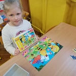 Karolina układa puzzle.jpg