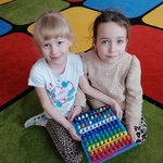 Dziewczynki uporządkowały pionki i sznurki.jpg