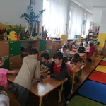 Dzieci bawią się darami Froebla.jpg