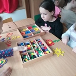 Dziewczynki tworzą kolorowe kwiaty.jpg