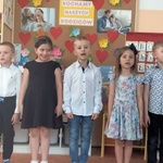 1. Dzieci rwcytują wiersze.jpg