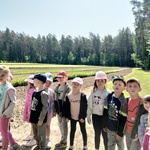 2. Dzieci zwiedzają szkółkę leśną.jpg