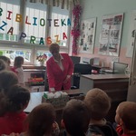Pani bibliotekarka opowiada o swojej pracy.jpg