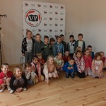 Dzieci w w budynku VII Liceum Ogólnokształcącego .jpg