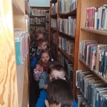 Przedszkolaki zwiedzają szkolną bibliotekę.jpg