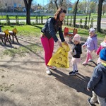 pani i dzieci zbierają śmieci.jpg