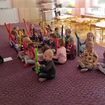 Dzieci wykonują zadanie 2.jpg