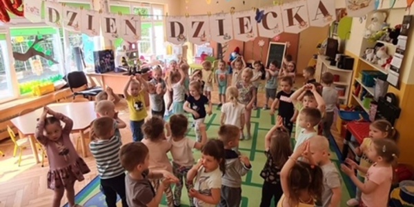 dzieci w sali (1).JPG
