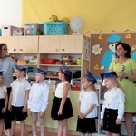 6. Pani Dyrektor i Wicedyrektor dziękują dzieciom za wspólny czas spędzony w przedszkolu. Życzą wesołych wakacji..jpg
