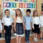 2. Pięciolatki wierszem żegnają starszaki..jpg