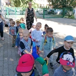 Dzieci wychodzą na plac zabaw.jpg