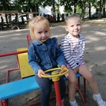 Dziewczynki jadą na zakupy..jpg