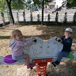 Olek i Klara na huśtawce..jpg