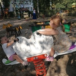 Julia i Milenka jadą na konikach..jpg