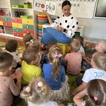 Dzieci słuchają książkę Kropka czytaną porzez nauczycielkę.jpeg