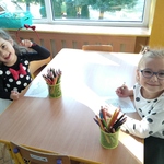 Dziewczynki kolorują tęczę .jpg