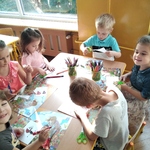 Dzieci rysują i wycinają przy stoliku.jpg